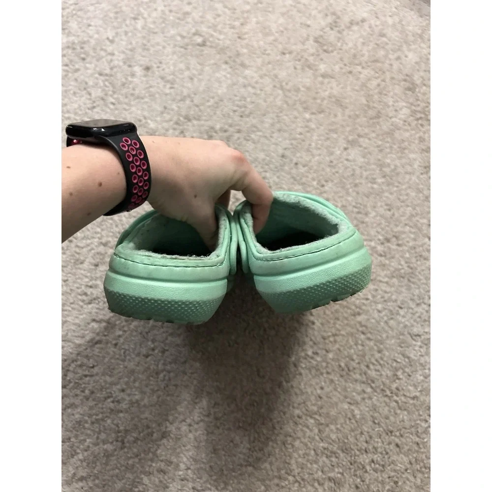 Kids Mint Green Crocs Size J1 Youth Size 1 Charms Included Sherpa‎ Lined Fleece